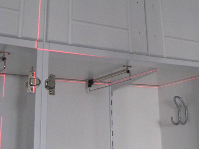 Esempio di armadio adatto a sfruttare al massimo lo spazio disponibile, realizzato su misura da HolzLi