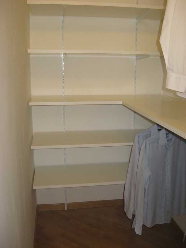 Cabina armadio su misura, personalizzata nei ripiani e nelle finiture da HolzLi falegnameria