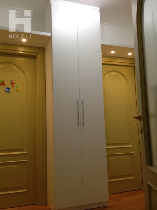 MSM041 | Mobile a colonna su misura con piani da illuminazione