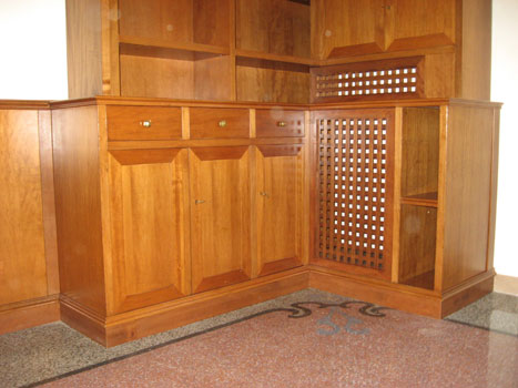 Realizzazione parete in listellare noce tanganica, che integra elegante copritermosifone