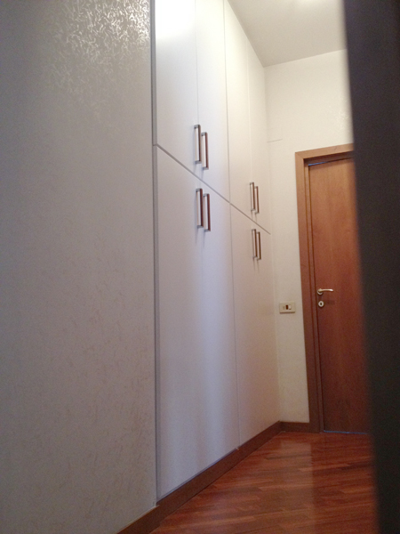 Armadio a muro bianco satinato