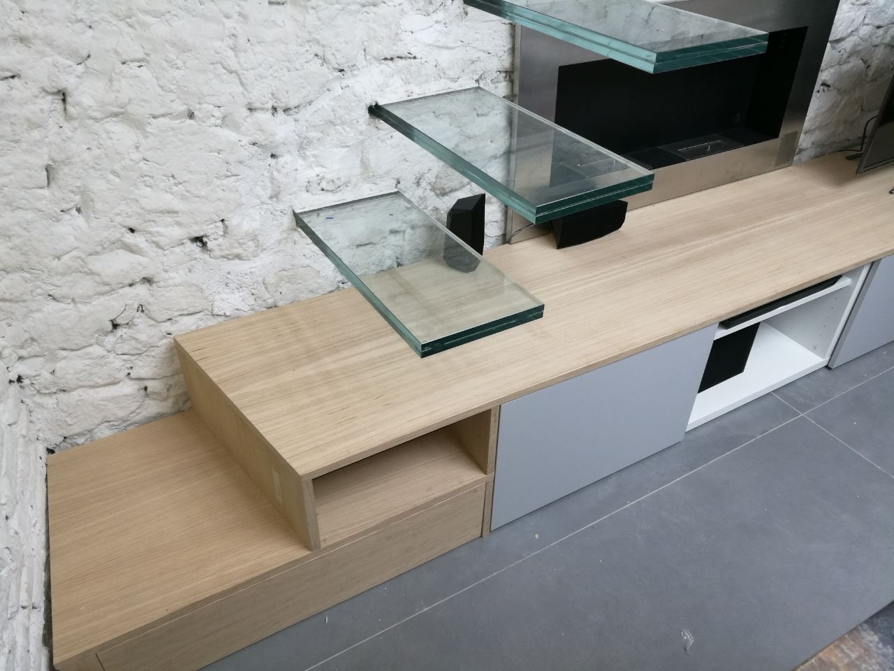 Armadio sospeso e mobile zona giorno