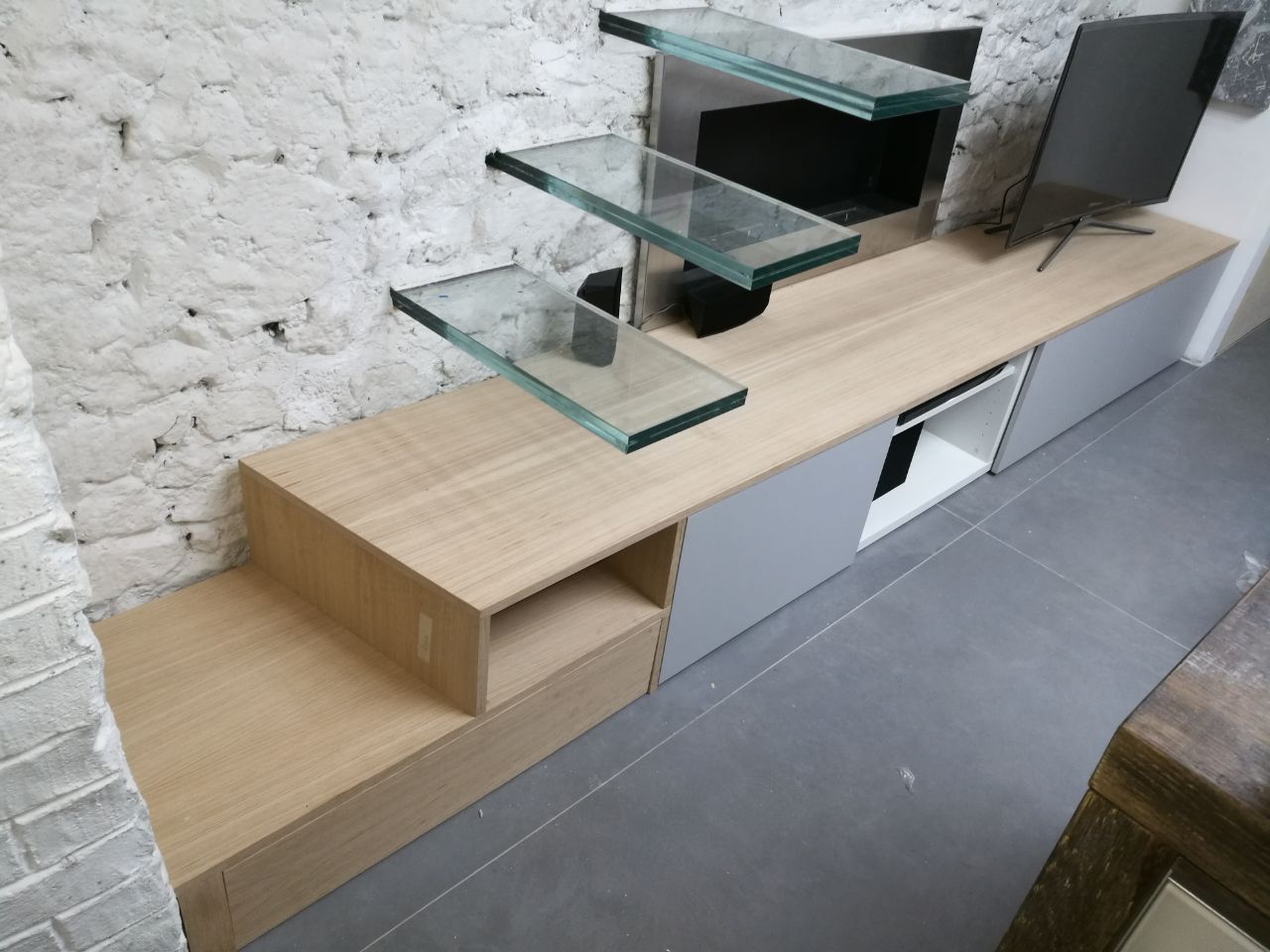 Armadio sospeso e mobile zona giorno