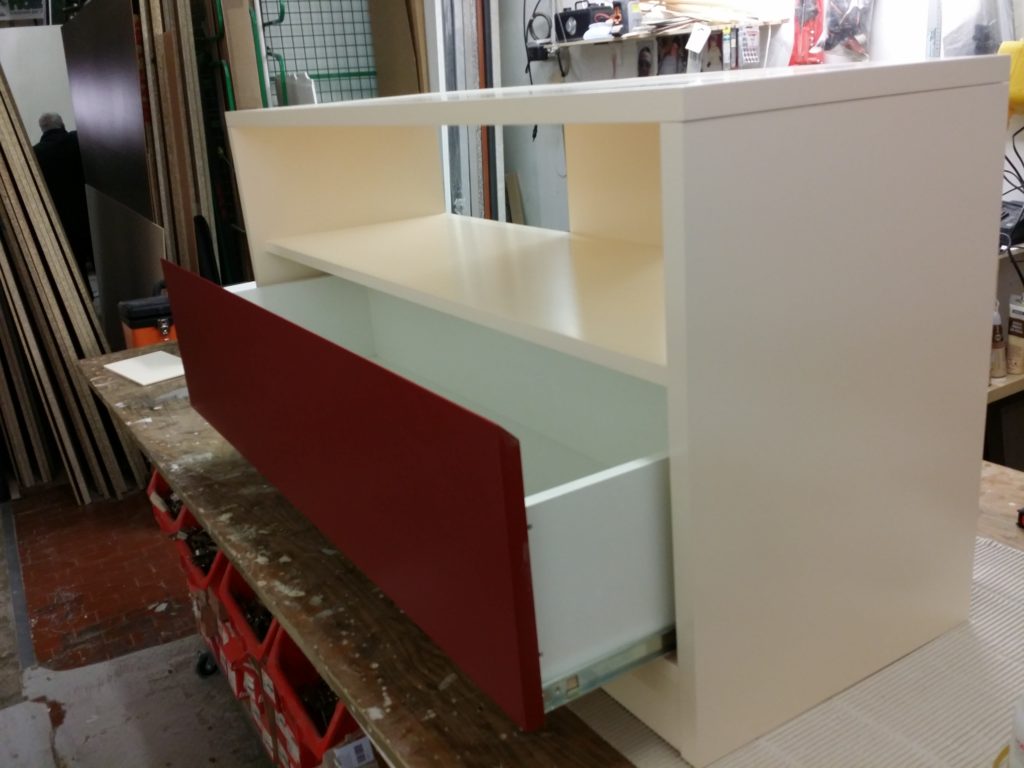 mobile tv laccato con cassetto a gola02