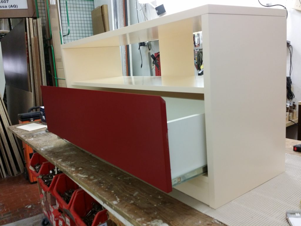 mobile tv laccato con cassetto a gola02