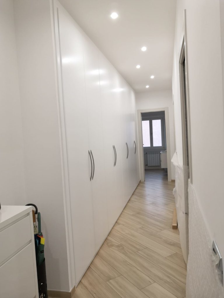 armadio a muro laccato a 8 ante