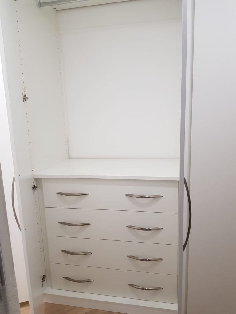 armadio a muro laccato a 8 ante