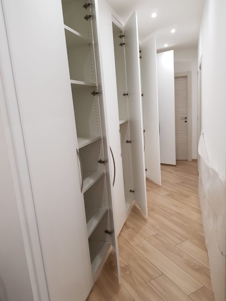 armadio a muro laccato a 8 ante