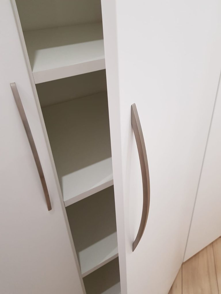 armadio a muro laccato a 8 ante