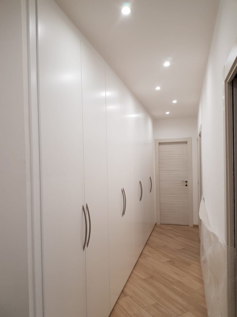 armadio a muro laccato bianco