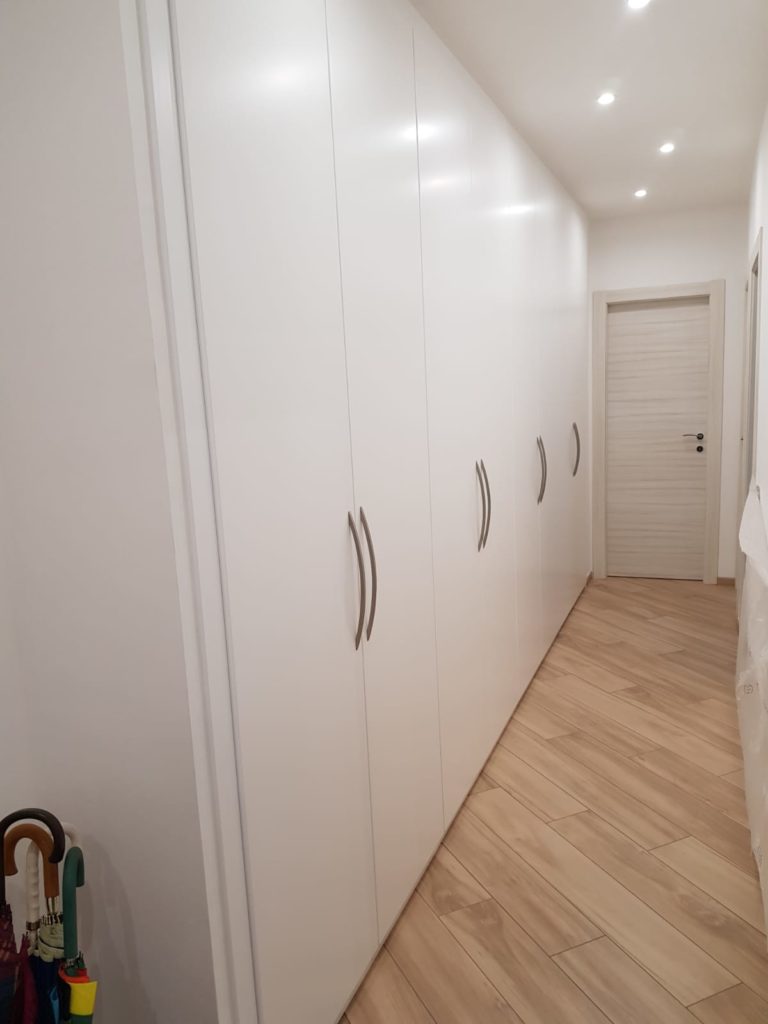 armadio a muro laccato a 8 ante