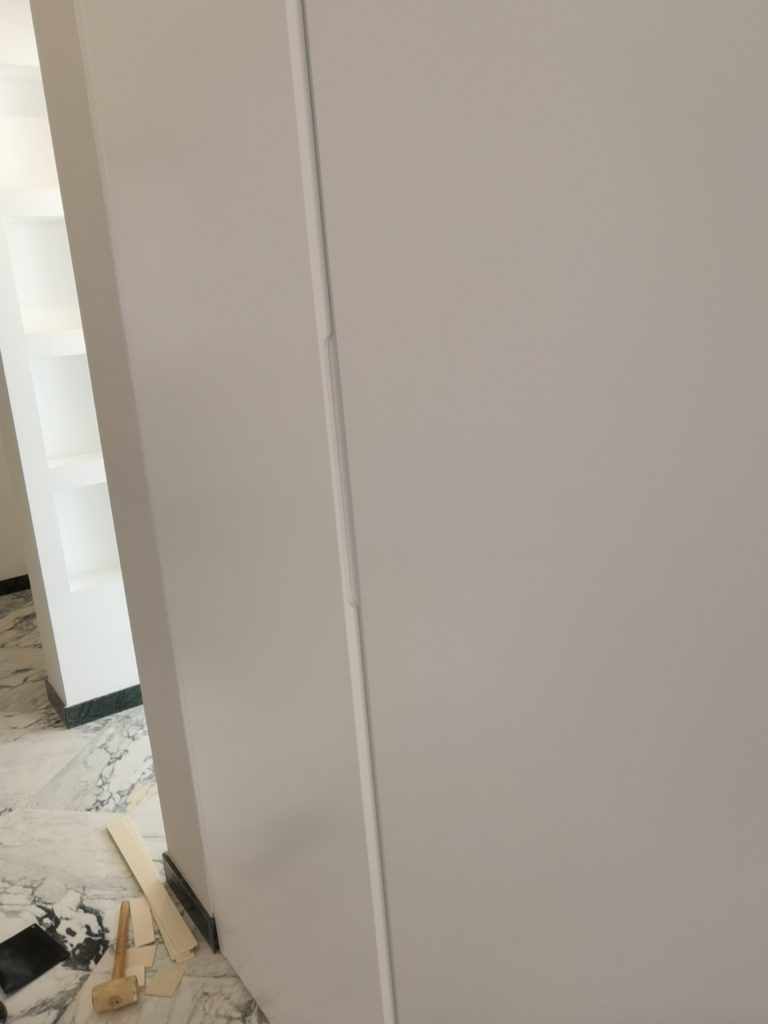 Armadi a muro ante a filo laccati bianco puro satinato Armadi a muro a filo laccati bianchi