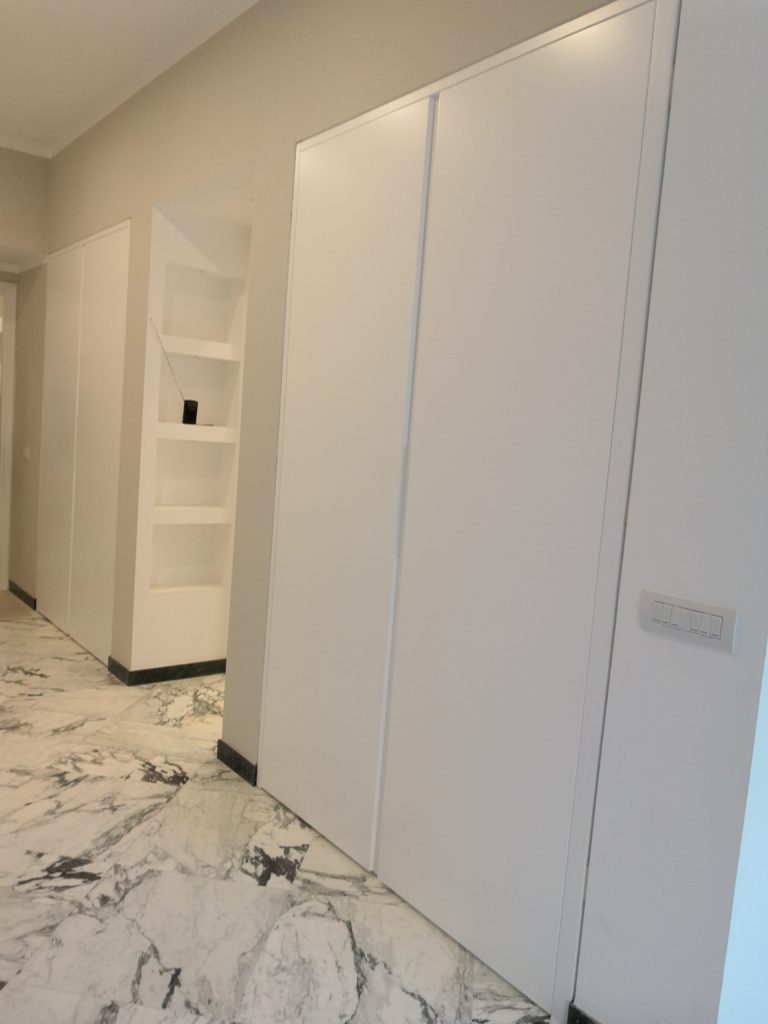 Armadi a muro ante a filo laccati bianco puro satinato Armadi a muro a filo laccati bianchi