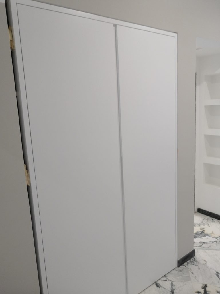 Armadi a muro ante a filo laccati bianco puro satinato Armadi a muro a filo laccati bianchi