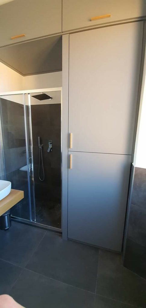 Armadio a muro bagno laccato Armadio a muro bagno laccato