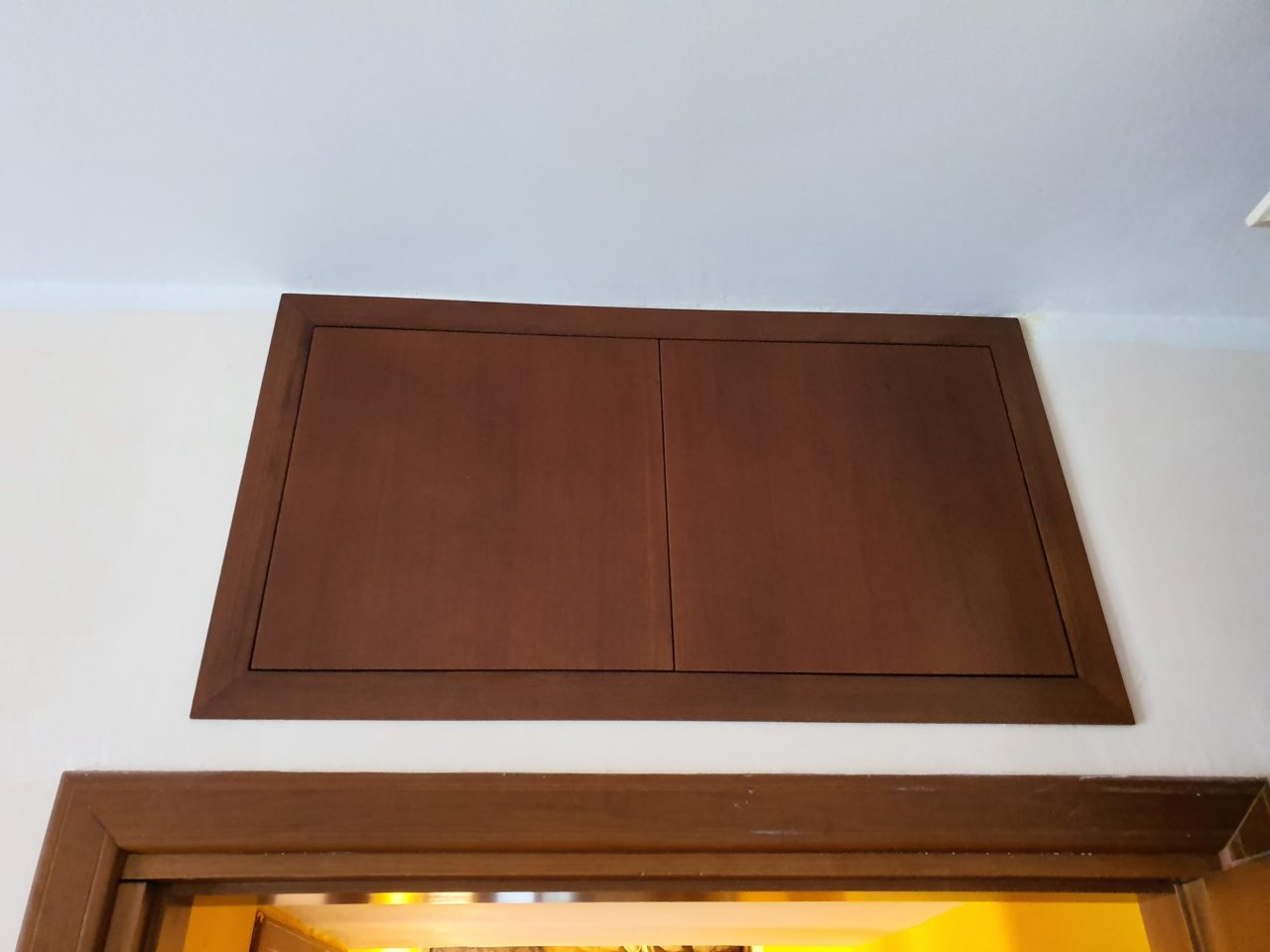 Armadi a muro e telai con sportelli realizzati su misura per ottimizzare i vani di casa