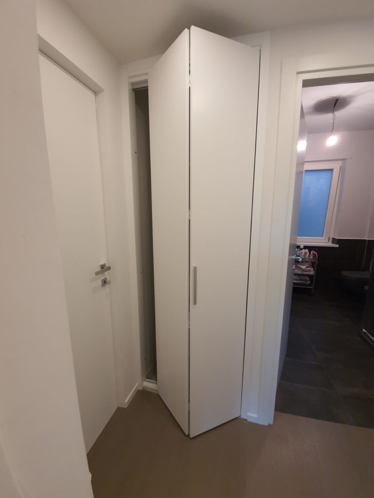 Armadi a muro e telai con sportelli realizzati su misura per ottimizzare i vani di casa
