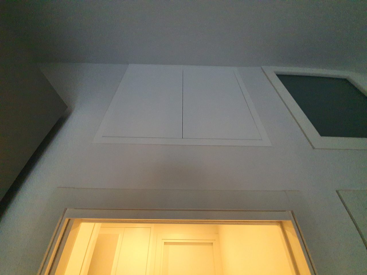 Armadi a muro e telai con sportelli realizzati su misura per ottimizzare i vani di casa