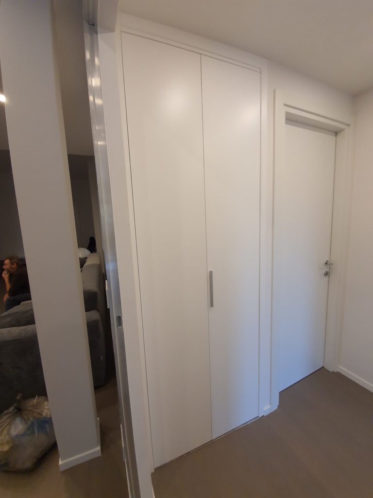 Armadi a muro e telai con sportelli realizzati su misura per ottimizzare i vani di casa