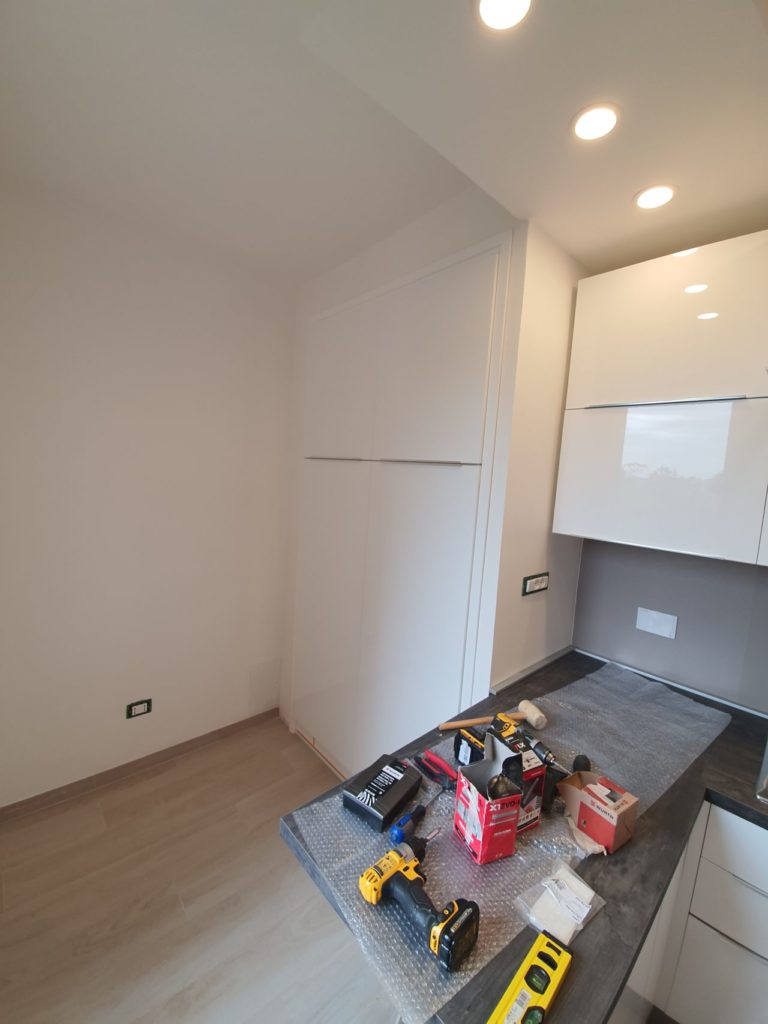 Armadi a muro e telai con sportelli realizzati su misura per ottimizzare i vani di casa