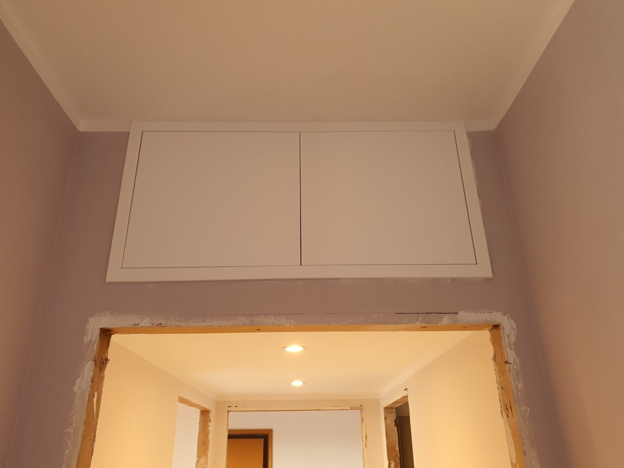 Armadi a muro e telai con sportelli realizzati su misura per ottimizzare i vani di casa