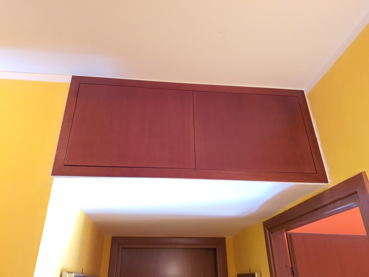 Armadi a muro e telai con sportelli realizzati su misura per ottimizzare i vani di casa