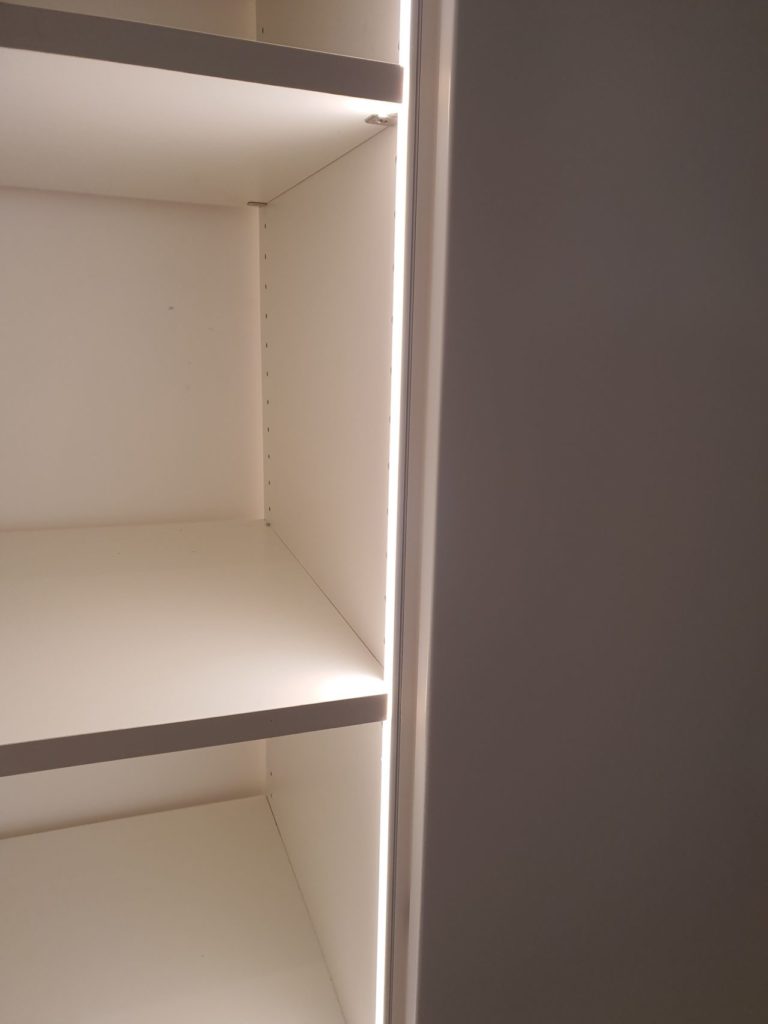 Armadio a muro laccato a 3 ante su misura