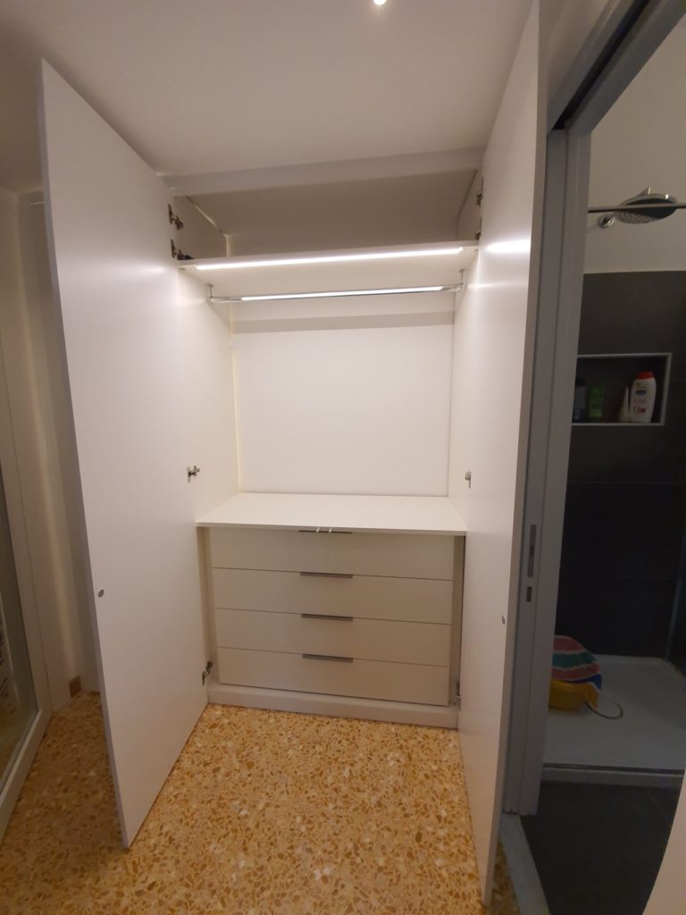 Armadio a muro laccato a 3 ante su misura