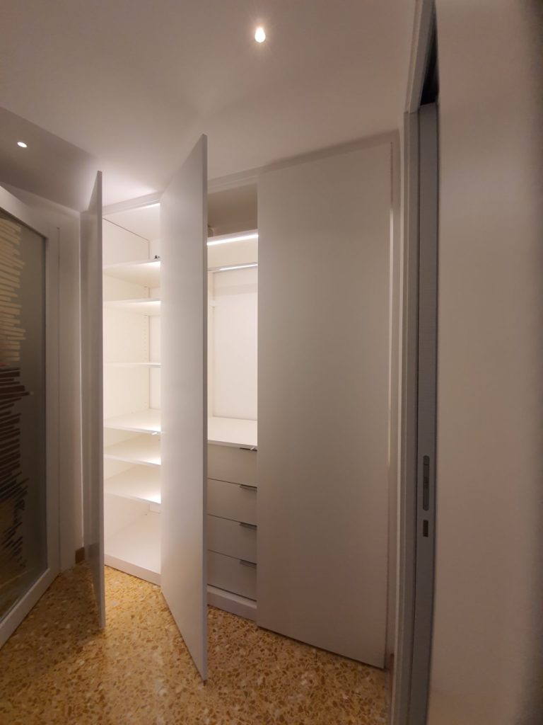 Armadio a muro laccato a 3 ante su misura