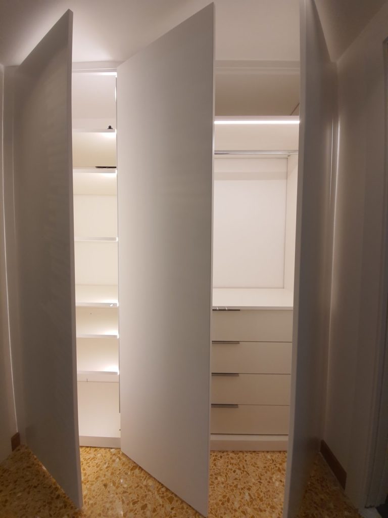 Armadio a muro laccato a 3 ante su misura