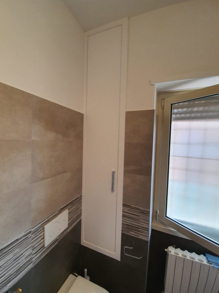Armadi a muro e telai con sportelli realizzati su misura per ottimizzare i vani di casa