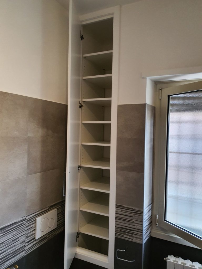 Armadi a muro e telai con sportelli realizzati su misura per ottimizzare i vani di casa