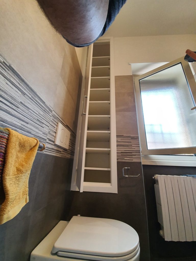 Armadi a muro e telai con sportelli realizzati su misura per ottimizzare i vani di casa