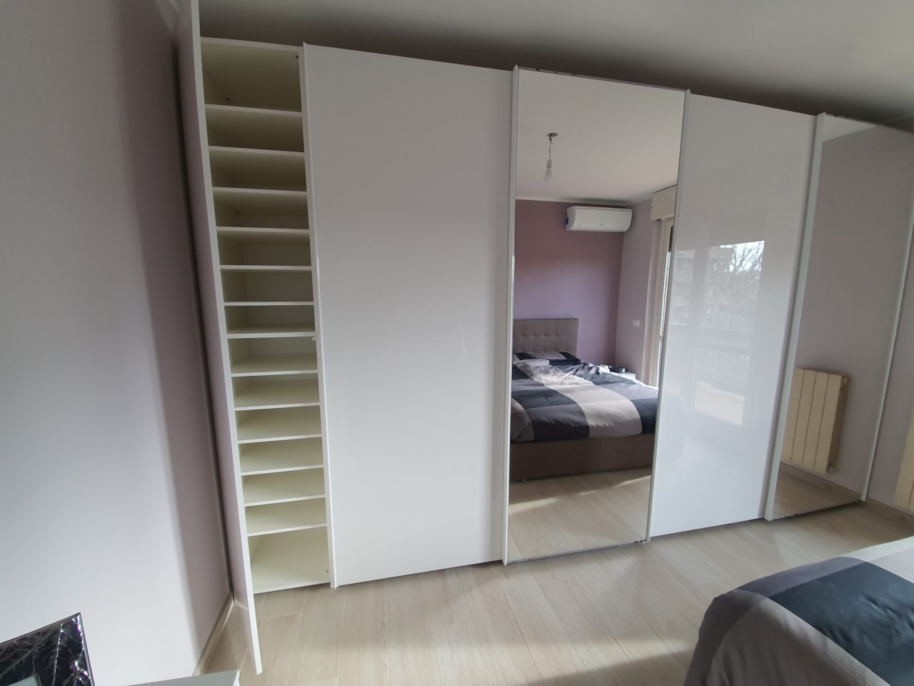 Armadi a muro e telai con sportelli realizzati su misura per ottimizzare i vani di casa