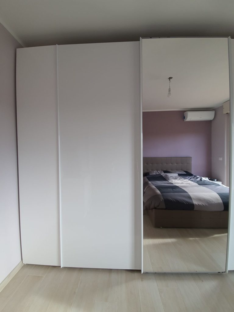 Armadi a muro e telai con sportelli realizzati su misura per ottimizzare i vani di casa