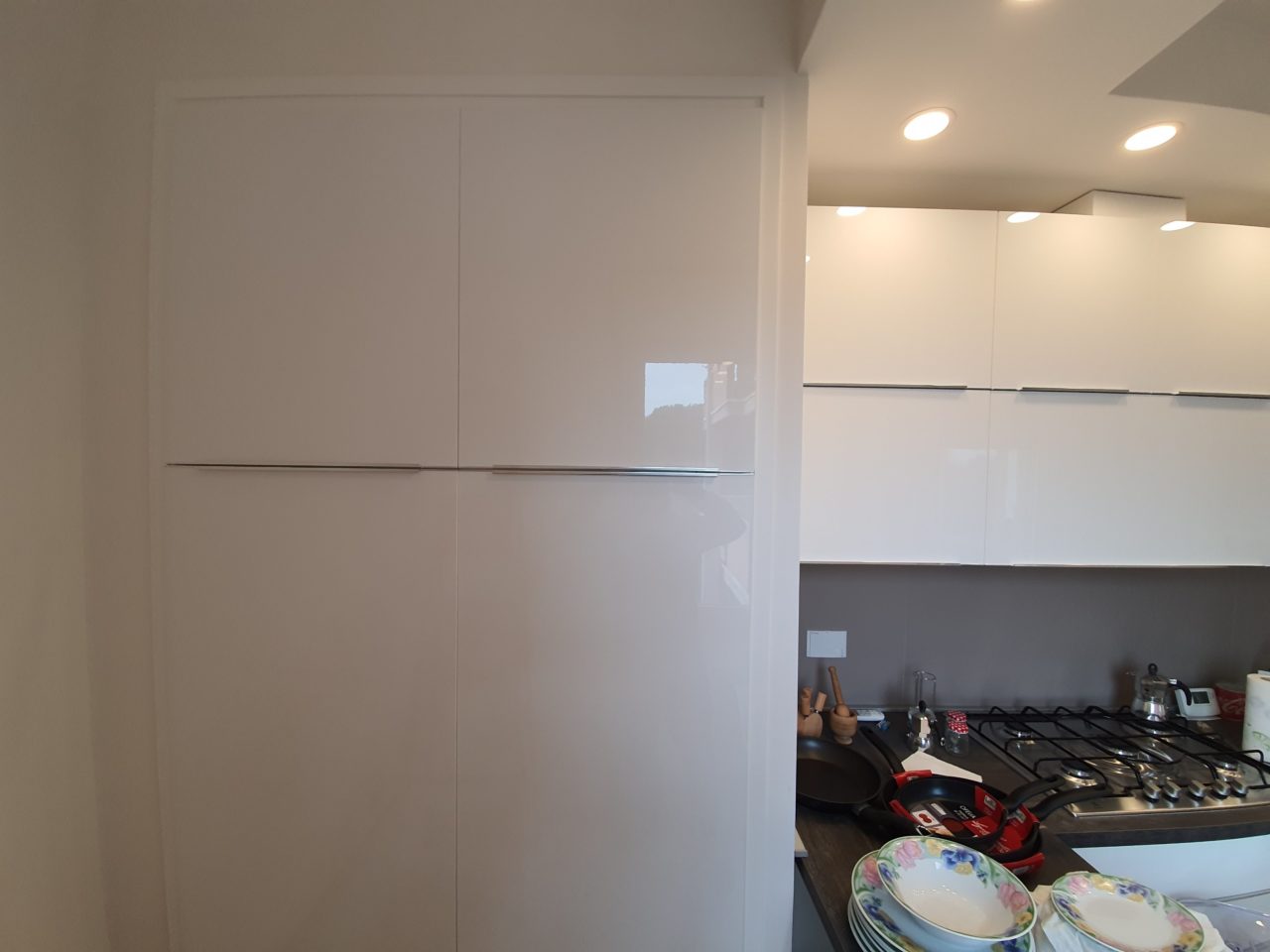 Armadi a muro e telai con sportelli realizzati su misura per ottimizzare i vani di casa