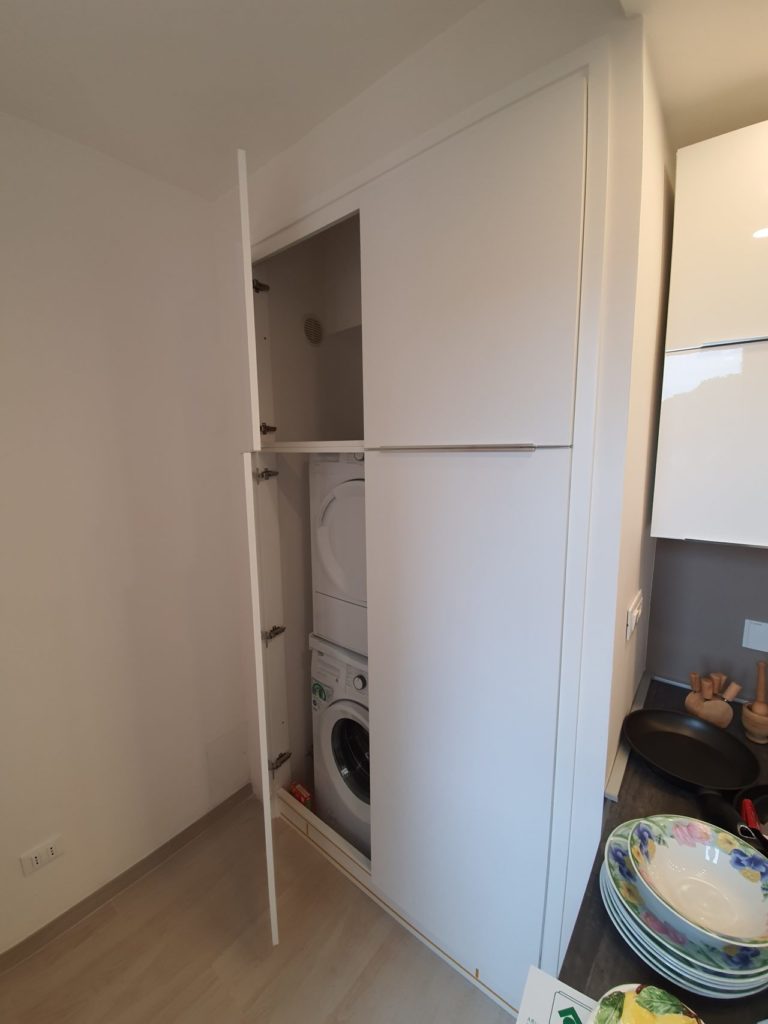 Armadi a muro e telai con sportelli realizzati su misura per ottimizzare i vani di casa