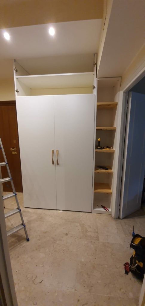 Mobile con scrivania a scomparsa Mobile con scrivania a scomparsa