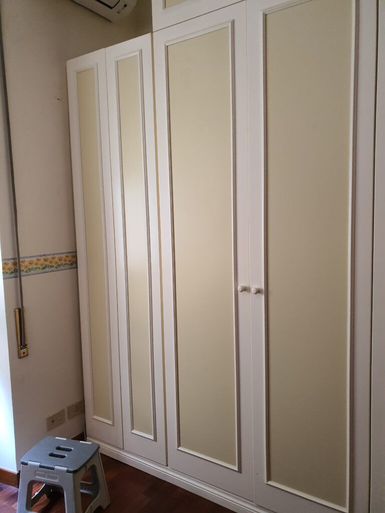 Armadio in legno laccato in stile