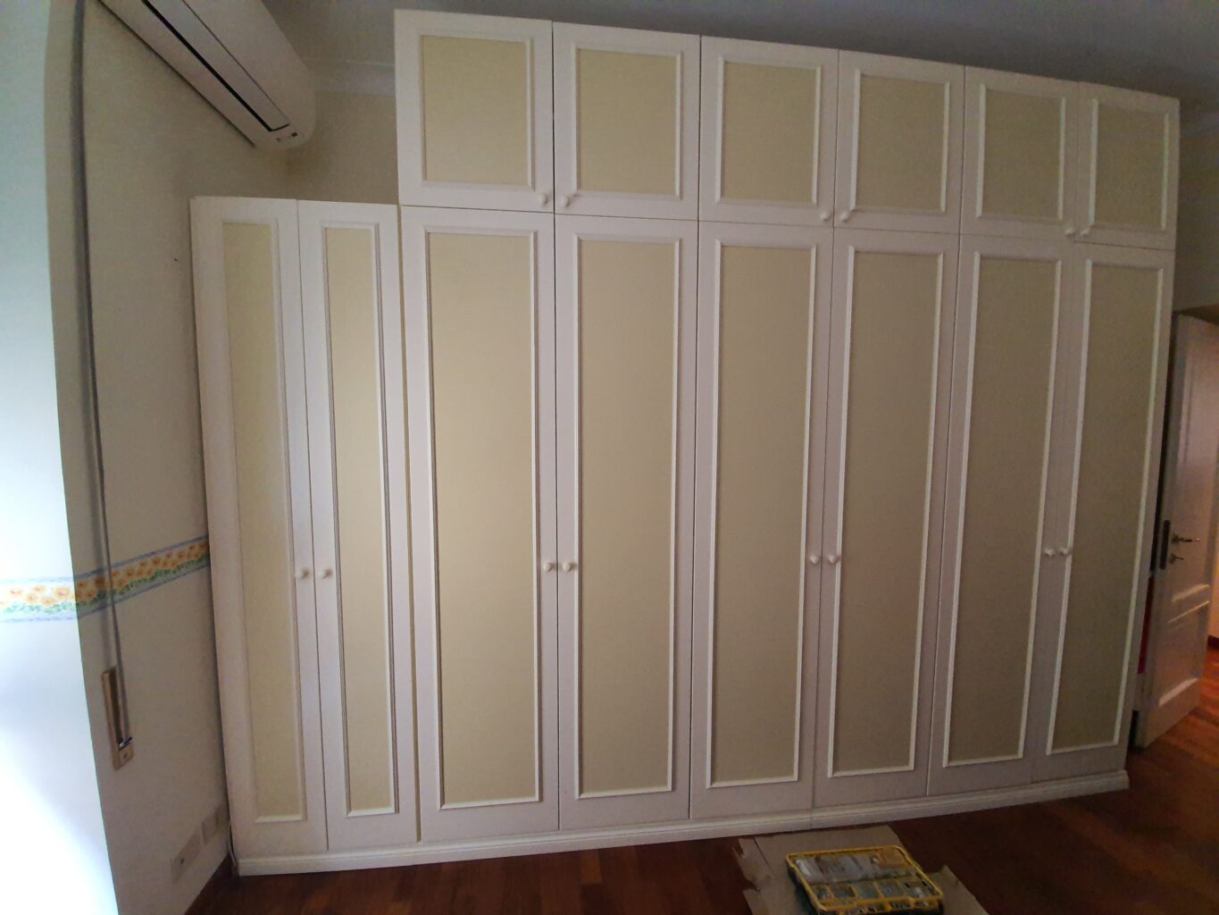 Armadio in legno laccato in stile