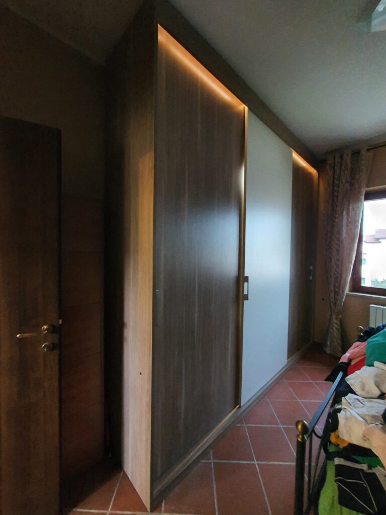 PARETE ATTREZZATA, MOBILE TV