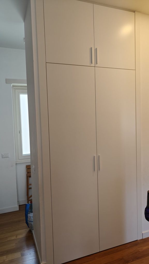 Armadio a muro laccato